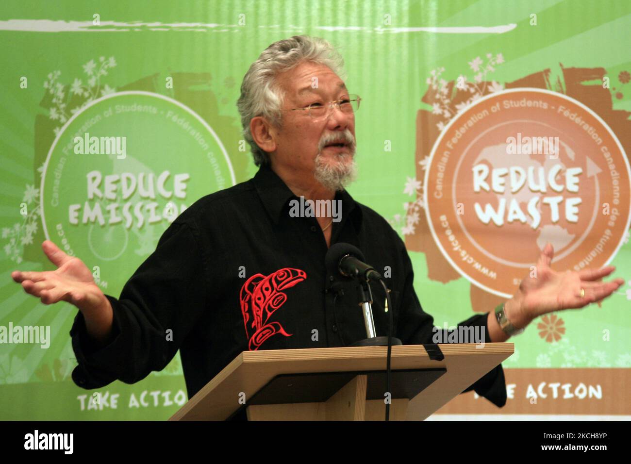 Der berühmte Umweltaktivist David Suzuki spricht an einer kanadischen Universität während seiner Green Tour in Toronto, Ontario, Kanada, am 16. Oktober 2008. David Suzuki ist am besten bekannt als Gastgeber des beliebten und langjährigen Wissenschaftsmagazins „The Nature of Things“ des CBC-Fernsehens, das in mehr als 40 Nationen in Syndikation zu sehen ist. Er ist auch bekannt dafür, dass er Regierungen für ihre mangelnden Maßnahmen zum Schutz der Umwelt kritisiert. Suzuki, eine langjährige Aktivistin für die Umkehrung des globalen Klimawandels, gründete 1990 die David Suzuki Foundation, die versucht, Wege zu finden, wie die Gesellschaft im Gleichgewicht mit dem natürlichen Wandel leben kann Stockfoto