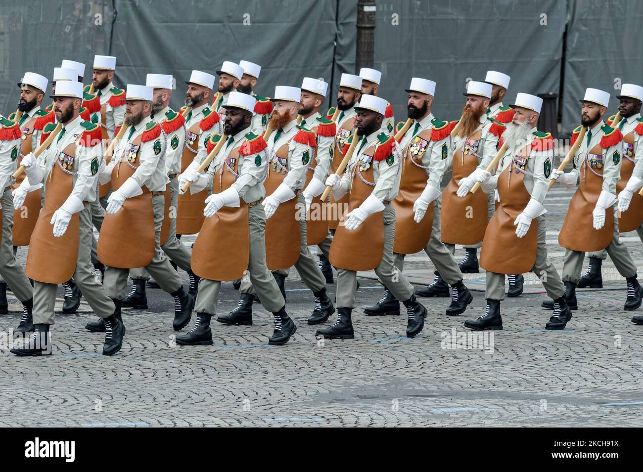 Soldaten der französischen Fremdenlegion marschieren am 14. Juli 2021 mit seiner Frau Brigitte Macron und seiner Regierung vor dem französischen Präsidenten Emmanuel Macron während der Juillet-Militärparade 14 auf der Champs-Elysees Avenue in Paris. (Foto von Daniel Pier/NurPhoto) Stockfoto