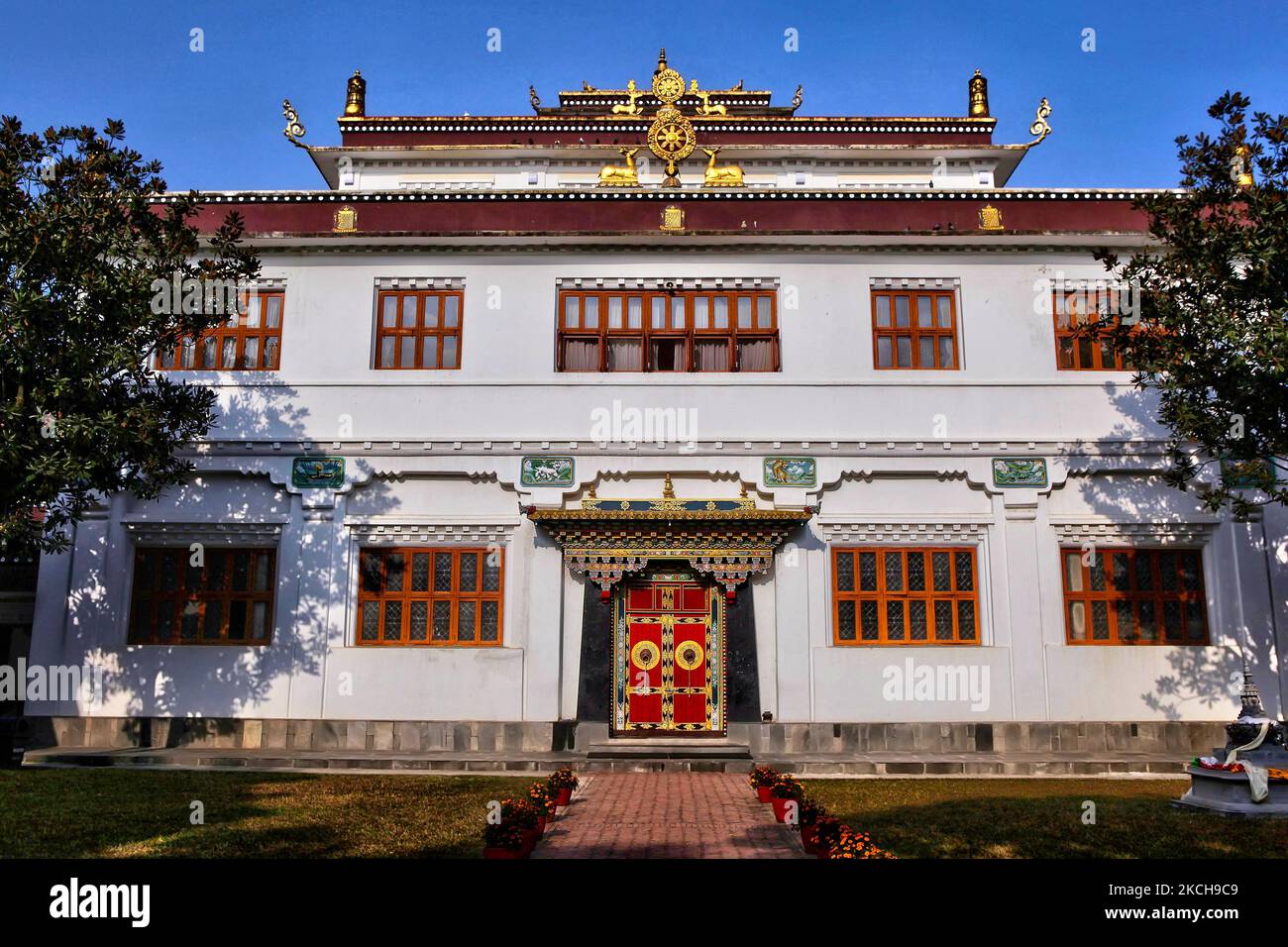 Fassade des Ka-Nying Shedrub Ling Klosters in Kathmandu, Nepal, 09. Dezember 2011. Unter der angesehenen Familienlinie der hohen Lamas hat sich das einzigartige Mandala zu einem Zufluchtsort für buddhistische Geistliche entwickelt, die spirituelle Einsichten teilen möchten, und zu einer Oase für Wanderer, die im hohen Himalaya nach dem Herzen der Weisheit suchen. (Foto von Creative Touch Imaging Ltd./NurPhoto) Stockfoto