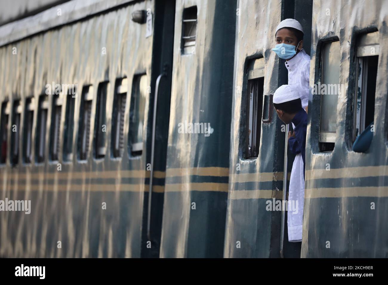 Kinder tragen Masken, wie sie reisen in einem Zug nach dem Rückzug der â €˜strenge lockdownâ €™ in Kamlapur Bahnhof in Dhaka, Bangladesch am 15. Juli 2021. (Foto von Syed Mahamudur Rahman/NurPhoto) Stockfoto