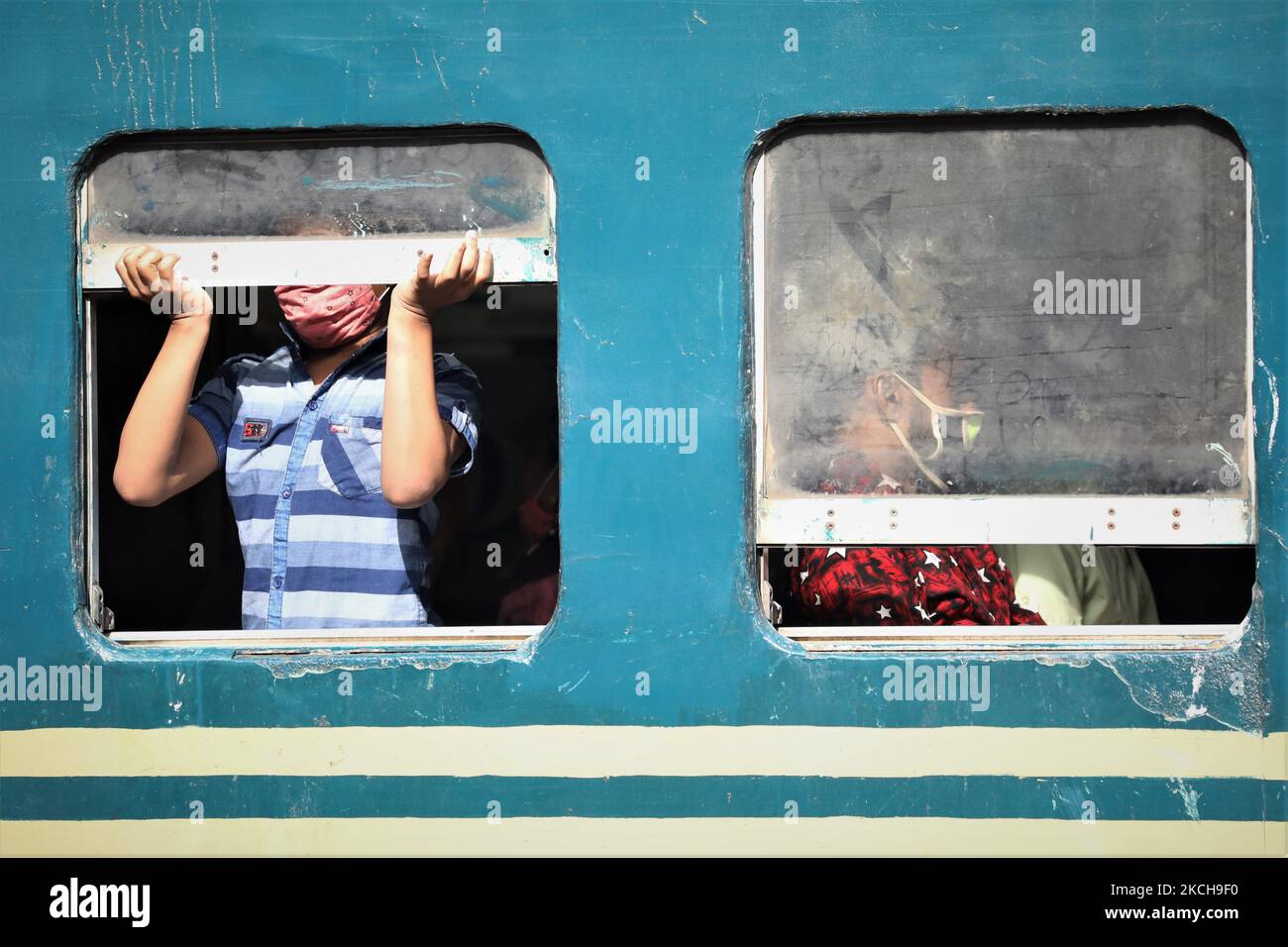 Die Menschen tragen Masken, wie sie reisen in einem Zug nach dem Rückzug der â €˜strenge lockdownâ €™ in Kamlapur Bahnhof in Dhaka, Bangladesch am 15. Juli 2021. (Foto von Syed Mahamudur Rahman/NurPhoto) Stockfoto