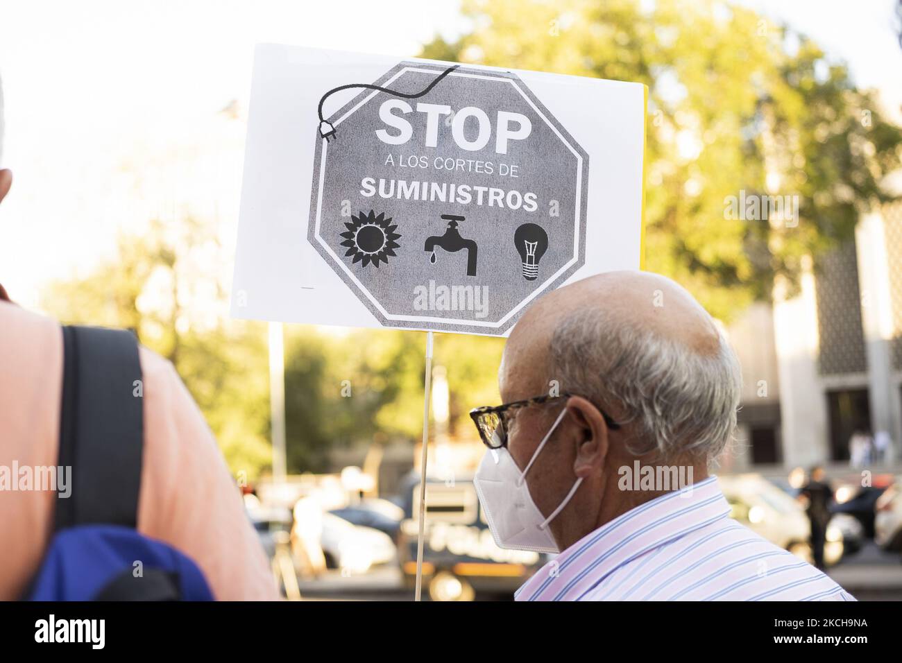 Mehrere Menschen versammelten sich am 15. Juli 2021 vor dem Ministerium für ökologischen Übergang gegen die Erhöhung der Strompreise in Madrid, Spanien. (Foto von Oscar Gonzalez/NurPhoto) Stockfoto