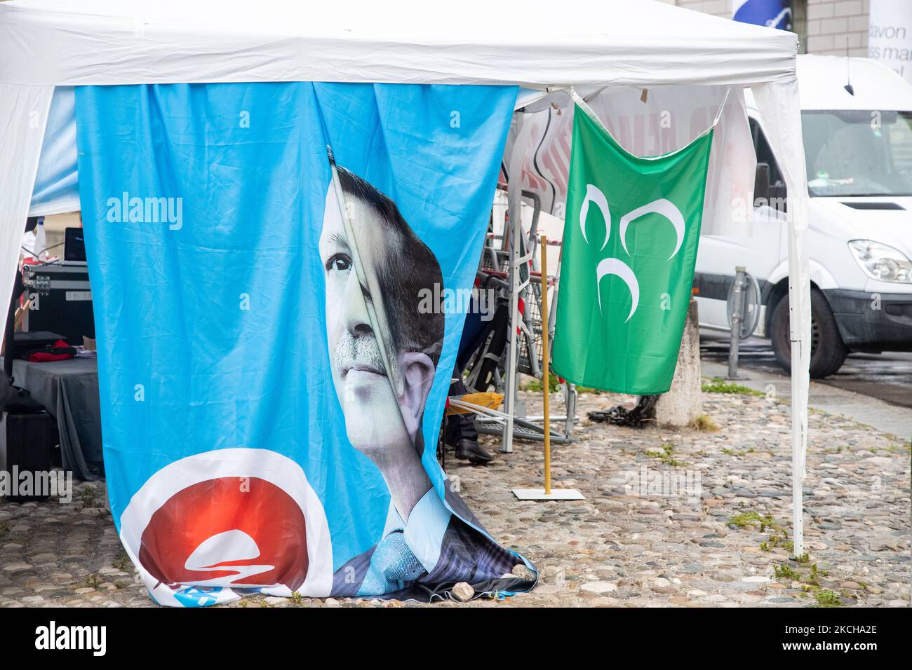 Flagge mit dem Gesicht des türkischen Präsidenten Recep Tayyip Erdogan neben der Flagge der grauen Wölfe. Eine Gruppe von Anhängern der AK Parti und des türkischen Präsidenten Recep Tayyip Erdogan protestierten am 15. Juli 2021 in München. Sie erinnerten sich an die Opfer des gescheiterten Putsches von 2016 und feierten ihn als Tag der Demokratie. (Foto von Alexander Pohl/NurPhoto) Stockfoto