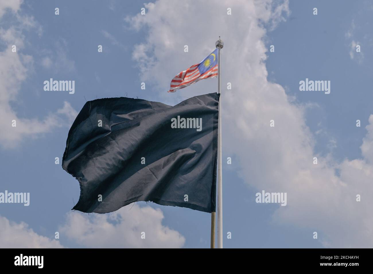 Während eines Protestes in Kuala Lumpur, Malaysia, am 17. Juli 2021, winkt eine schwarze Flagge mit der malaysischen Flagge. Der #BlackFlag Protestorganisator, der die malaysische Regierung nach dem Anstieg der positiven Fälle von Covid-19 als gescheiterte Regierung kritisierte, 13.215 Fälle am 15. Juli 2021, in denen der Rücktritt des Premierministers Muhyiddin Yassin gefordert wurde, eine vollständige Parlamentssitzung und ein automatisches Moratorium für alle Menschen (Foto von Zahim Mohd/NurPhoto) Stockfoto