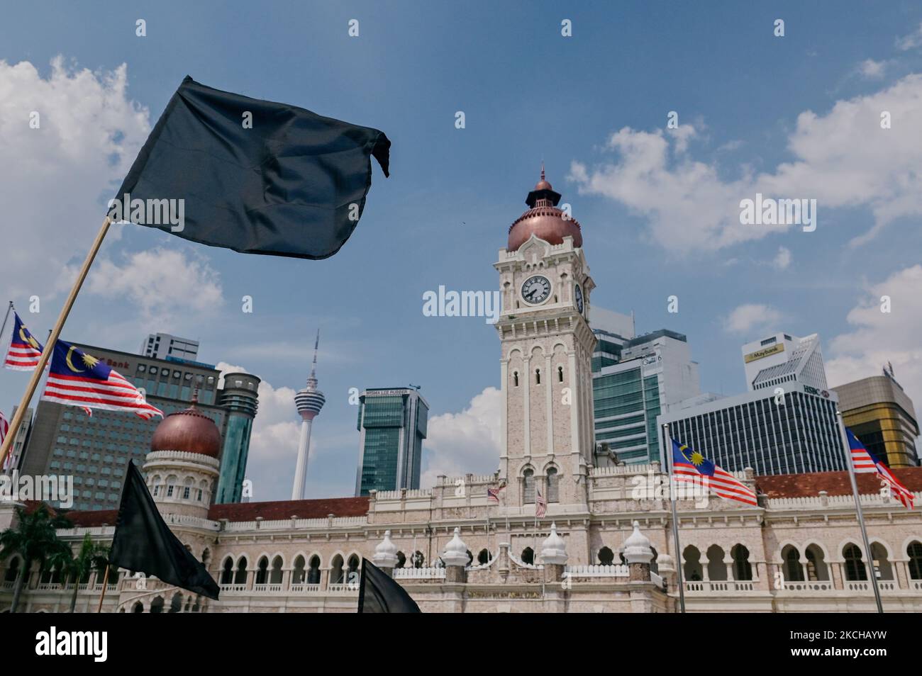 Während eines Protestes in Kuala Lumpur, Malaysia, am 17. Juli 2021, winkt eine schwarze Flagge. Der #BlackFlag Protestorganisator, der die malaysische Regierung nach dem Anstieg der positiven Fälle von Covid-19 als gescheiterte Regierung kritisierte, 13.215 Fälle am 15. Juli 2021, in denen der Rücktritt des Premierministers Muhyiddin Yassin gefordert wurde, eine vollständige Parlamentssitzung und ein automatisches Moratorium für alle Menschen (Foto von Zahim Mohd/NurPhoto) Stockfoto