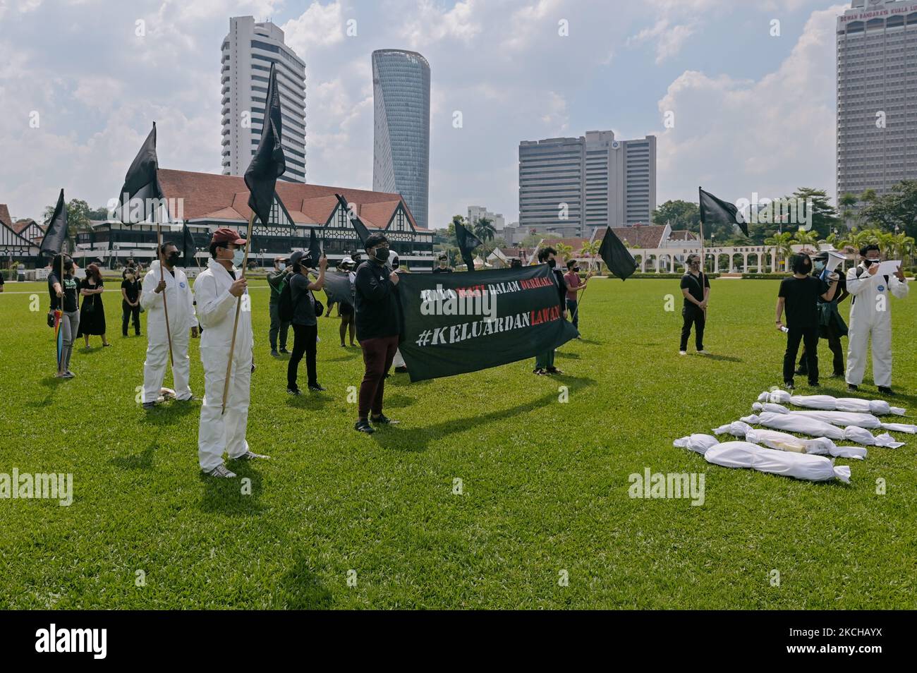Demonstranten versammeln sich am 17. Juli 2021 während eines Protestes unter schwarzer Flagge in Kuala Lumpur, Malaysia. Der #BlackFlag Protestorganisator, der die malaysische Regierung nach dem Anstieg der positiven Fälle von Covid-19 als gescheiterte Regierung kritisierte, 13.215 Fälle am 15. Juli 2021, in denen der Rücktritt des Premierministers Muhyiddin Yassin gefordert wurde, eine vollständige Parlamentssitzung und ein automatisches Moratorium für alle Menschen (Foto von Zahim Mohd/NurPhoto) Stockfoto