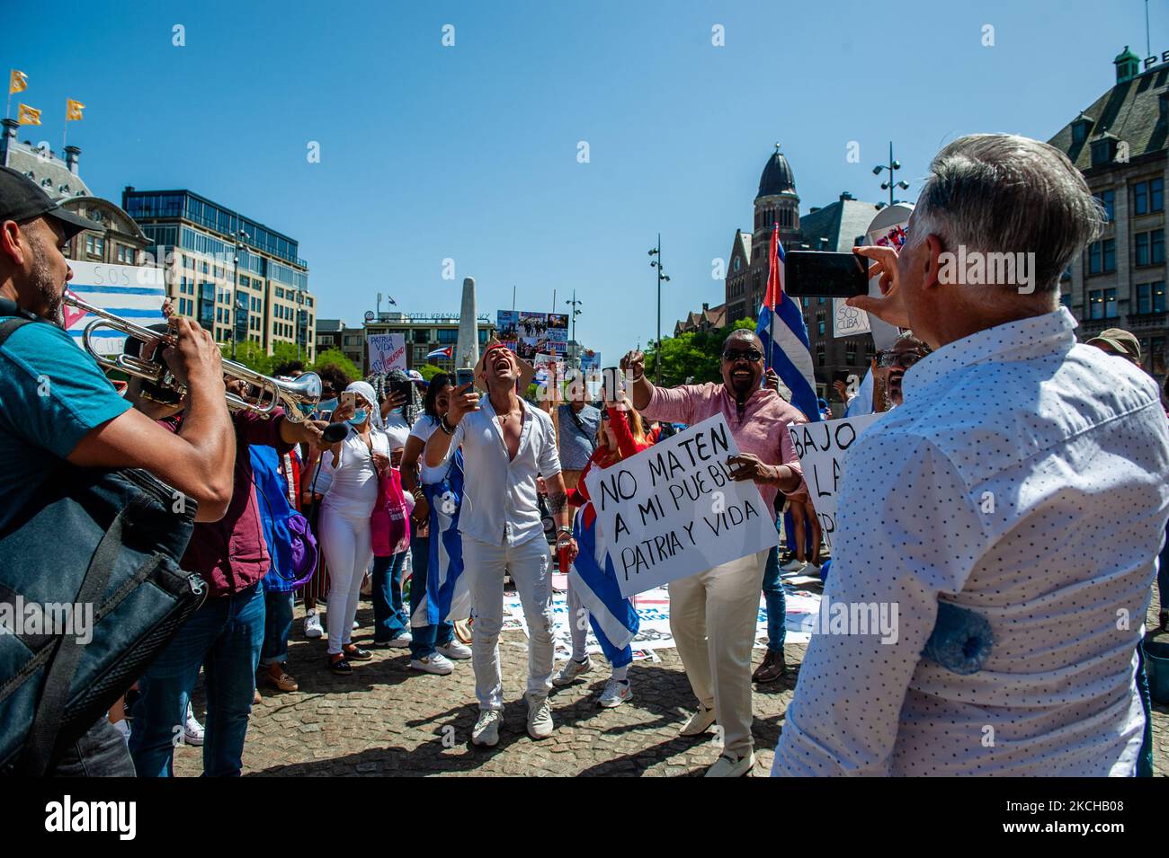 Das kubanische Volk hört eine andere Version der kubanischen Nationalhymne, die von einem Mann mit seinem Saxophon spielt, während der Demonstration zur Unterstützung Kubas, die am 17.. Juli 2021 in Amsterdam organisiert wurde. (Foto von Romy Arroyo Fernandez/NurPhoto) Stockfoto