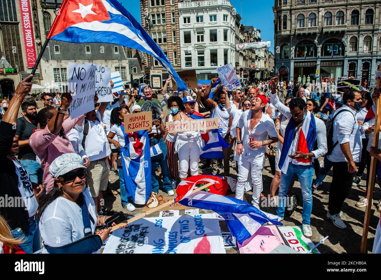 Das kubanische Volk ruft während der in Amsterdam organisierten Demonstration zur Unterstützung Kubas am 17.. Juli 2021 Parolen gegen das kubanische Regime. (Foto von Romy Arroyo Fernandez/NurPhoto) Stockfoto