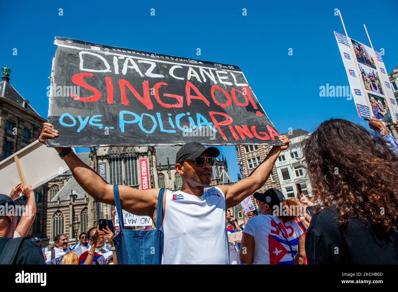 Ein Kubaner hält ein Plakat gegen den kubanischen Präsidenten Miguel Diaz Canel während der in Amsterdam organisierten Demonstration zur Unterstützung Kubas am 17.. Juli 2021. (Foto von Romy Arroyo Fernandez/NurPhoto) Stockfoto
