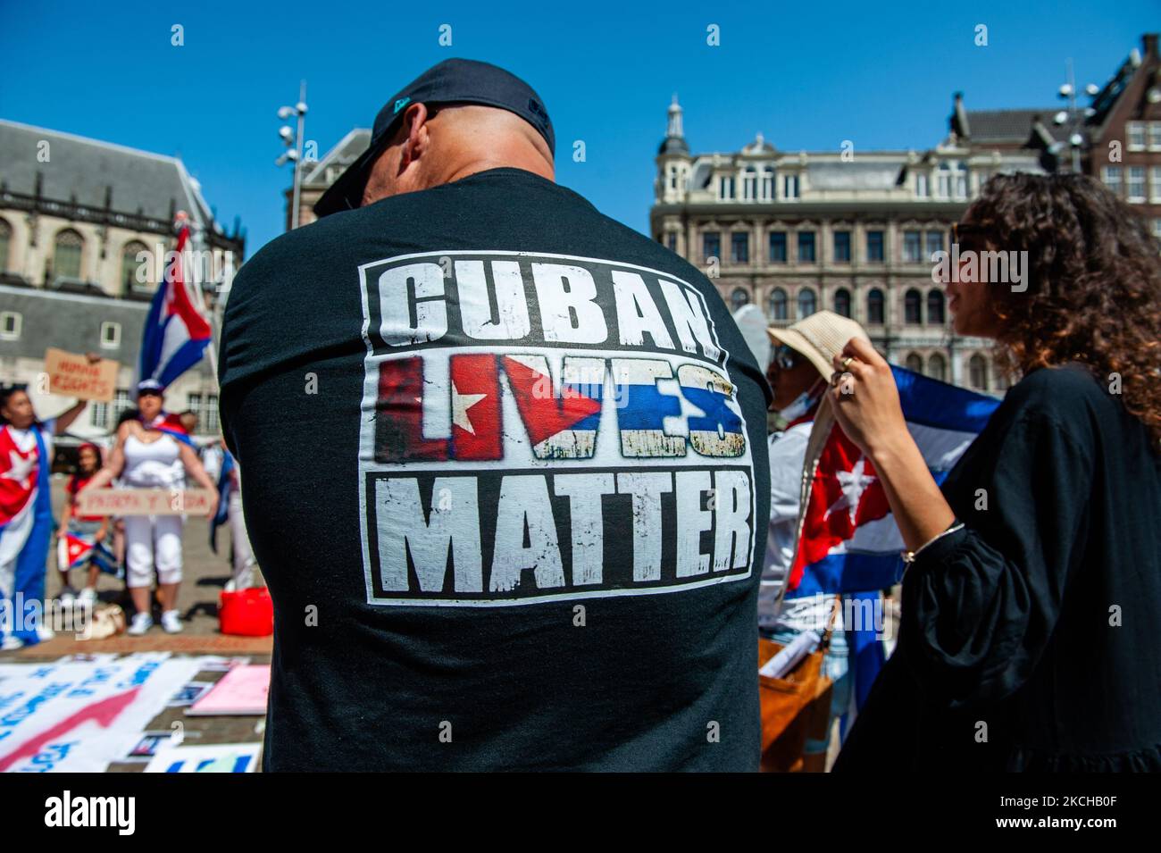 Ein Mann trägt ein T-Shirt, in dem es um das Leben Kubas geht, während der Demonstration zur Unterstützung Kubas, die am 17.. Juli 2021 in Amsterdam organisiert wurde. (Foto von Romy Arroyo Fernandez/NurPhoto) Stockfoto