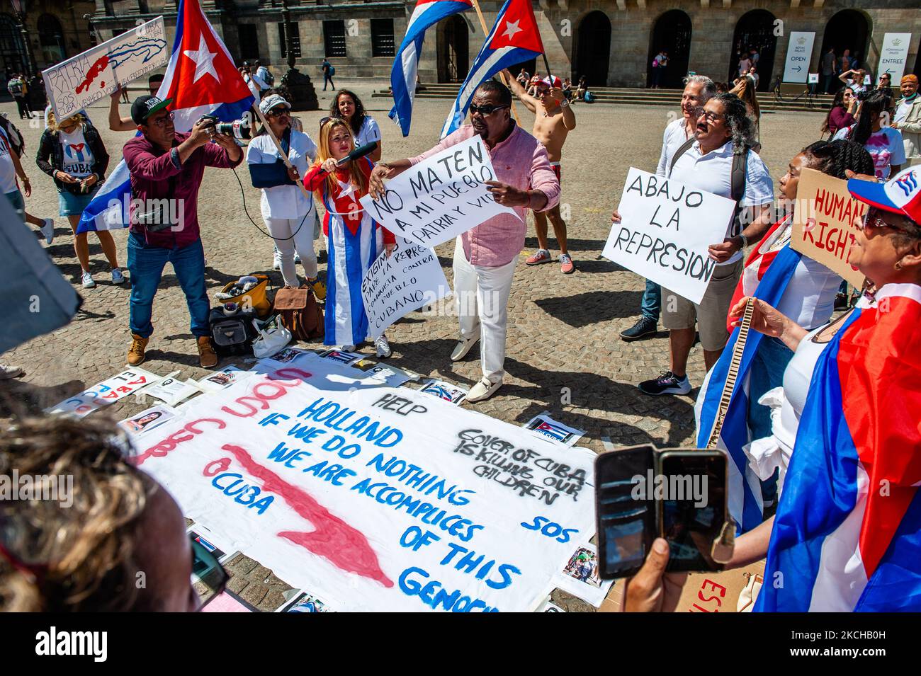 Das kubanische Volk trägt kubanische Fahnen und hält Plakate, während es den Reden zuhört, während der Demonstration zur Unterstützung Kubas, die am 17.. Juli 2021 in Amsterdam organisiert wurde. (Foto von Romy Arroyo Fernandez/NurPhoto) Stockfoto