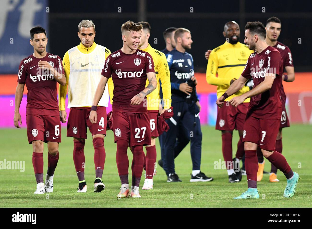 CFR 1907 Cluj-Teammitglieder begrüsst die Fans nach dem ersten Spiel der Rumänischen Liga 1 gegen den FC Universitatea Craiova (Foto: Flaviu Buboi/NurPhoto) Stockfoto