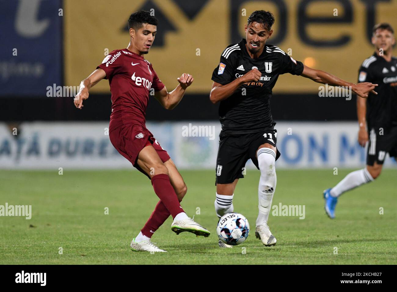 Anas Tahiri (L) und Robert Raducanu (R) während des CFR Cluj gegen FC U Craiova 1948, rumänische Liga 1, Dr. Constantin Radulescu Stadium, Cluj-Napoca, Rumänien, 16. Juli 2021 (Foto: Flaviu Buboi/NurPhoto) Stockfoto