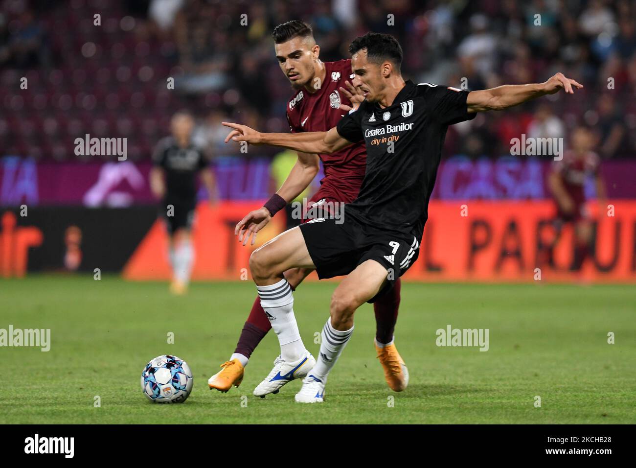 Claudiu Balan (R) und Dragos Ciobotariu (L) während des CFR Cluj gegen FC U Craiova 1948, rumänische Liga 1, Dr. Constantin Radulescu Stadium, Cluj-Napoca, Rumänien, 16. Juli 2021 (Foto: Flaviu Buboi/NurPhoto) Stockfoto