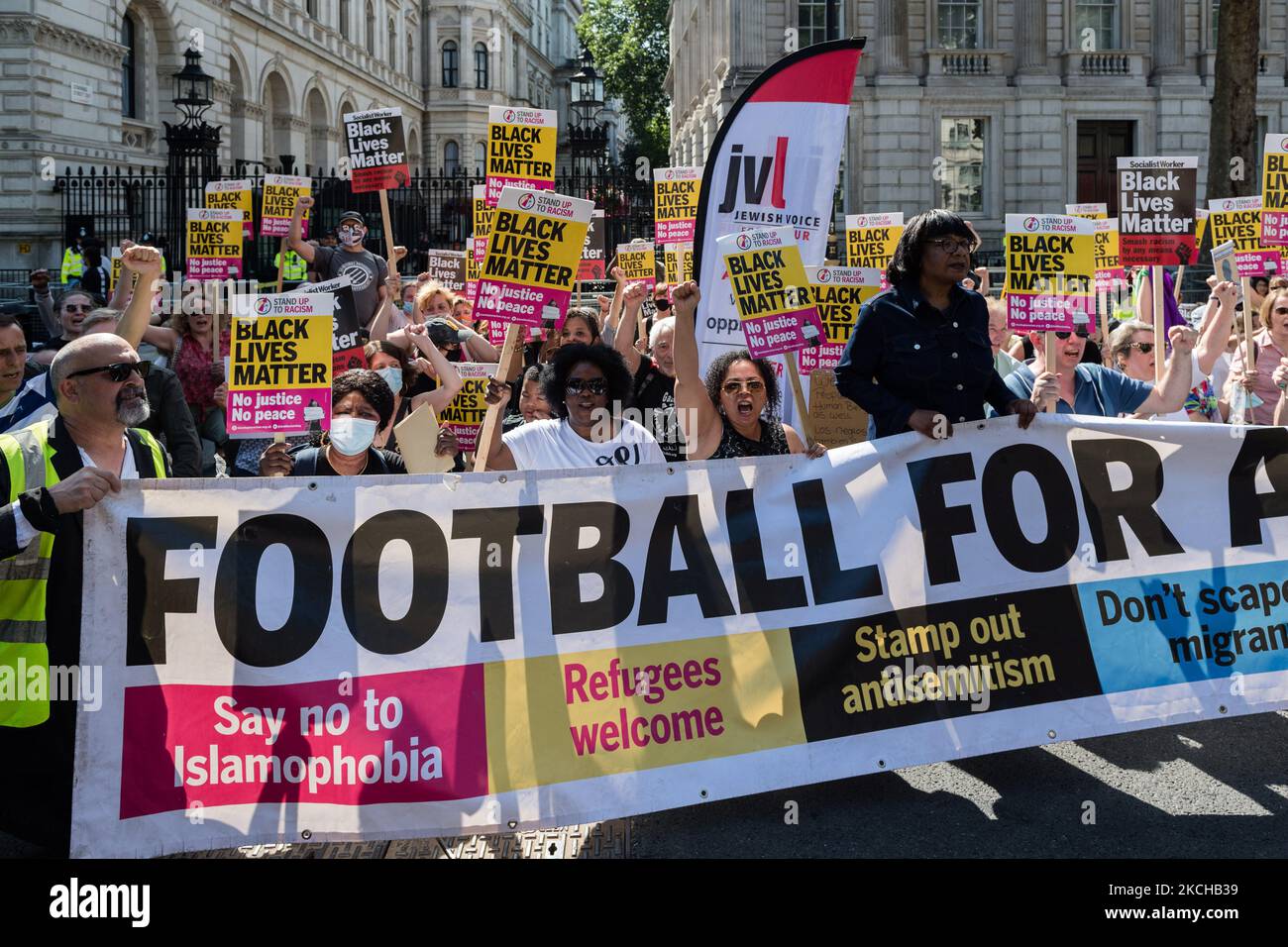 LONDON, VEREINIGTES KÖNIGREICH - 17. JULI 2021: Die Abgeordnete der Labour Party, Diane Abbott (CR), schließt sich den Menschen an, die sich vor der Downing Street in Solidarität mit den englischen Fußballspielern Marcus Rashford, Jadon Sancho und Bukayo Saka, die nach dem Elfmeterschießen im Finale der Euro 2020 am 17. Juli 2021 in London, England, rassistisch missbraucht wurden. (Foto von Wiktor Szymanowicz/NurPhoto) Stockfoto