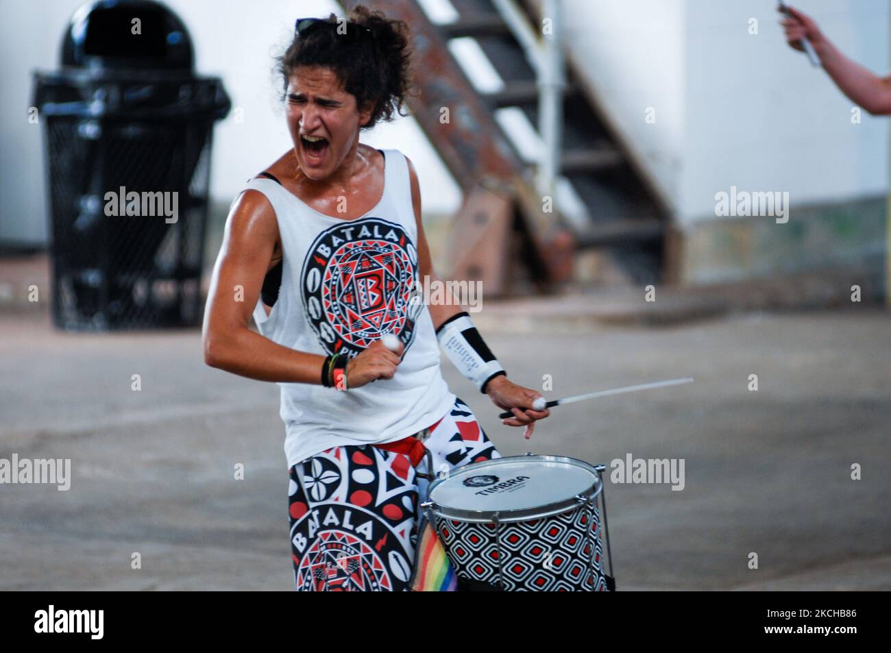 Während einer Aufführung am Pier der Cherry Street ruft Batala Philadelphia Drum Leader zum Auftakt des 62 Meilen langen marsches von Philadelphia nach Atlantic City auf, um am 16. Juli 2021 auf Studentenfragen in Philadelphia, PA, aufmerksam zu machen. (Foto von Cory Clark/NurPhoto) Stockfoto