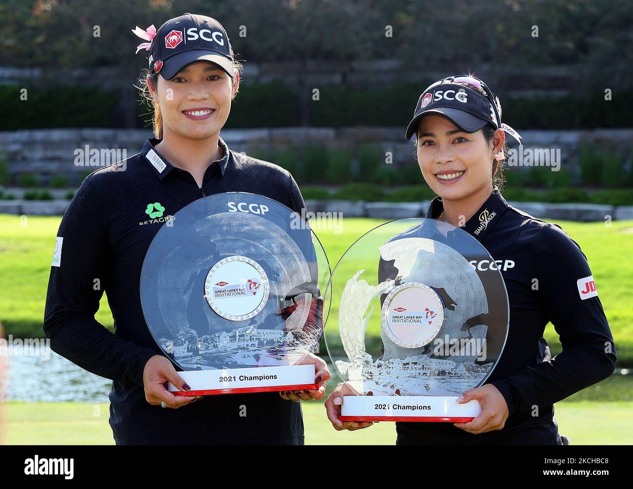 Die Teamkollegen Ariya Jutanugarn (L) und Moriya Jutanugarn (R) halten ihre Trophäen nach dem Gewinn des Dow Great Lakes Bay Invitational im Midland Country Club in Midland, Michigan, am Freitag, den 16. Juli 2021. (Foto von Amy Lemus/NurPhoto) Stockfoto