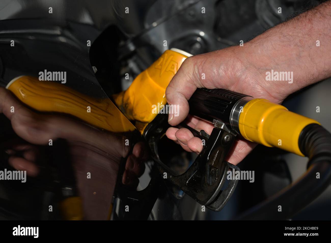 Ein Mann füllt den Tank an einer Tankstelle in Port-en-Bessin-Huppain. Am Samstag, den 17. Juli 2021, in Port-en-Bessin-Huppain, Calvados, Normandie, Frankreich. (Foto von Artur Widak/NurPhoto) Stockfoto