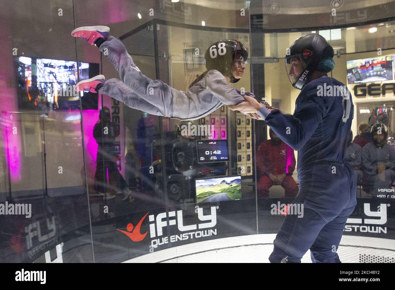 Ein Fluglehrer unterrichtet Minudi Menulya, 5, während einer Indoor-Fallschirmsprungstunde in einem Windkanal im iFLY Indoor-Fallschirmsprungzentrum in Queenstown, Neuseeland, am 18. Juli 2021, wie man in einem Windkanal fliegt. Queenstowns erstes Indoor-Skydive-Center iFly wurde von US-amerikanischen Eigentümern an den Tourismusbetreiber Matt Wong in Queenstown verkauft. (Foto von Sanka Vidanagama/NurPhoto) Stockfoto
