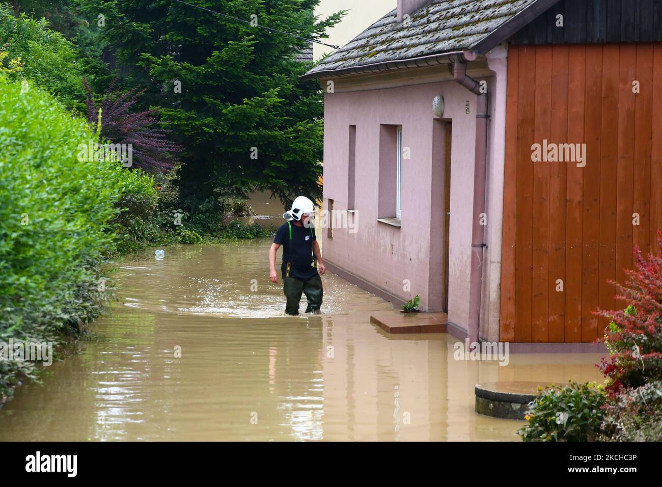 Straßen und Haushalte in Glogoczow bei Krakau wurden nach heftigen Regenfällen in der Nacht in der Woiwodschaft Kleinpolen überflutet. Glogoczow, Polen am July18, 2021. (Foto von Beata Zawrzel/NurPhoto) Stockfoto