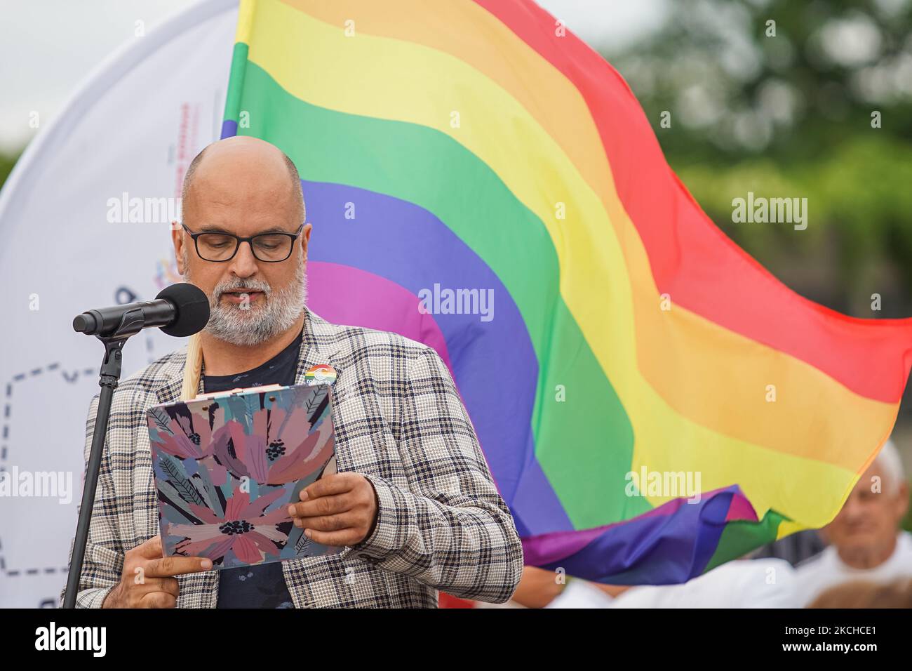 In Danzig sind die LGBT-Bewegung und Jacek Jesionek, der Vorsitzende des Vereins Tolerado, mit der LGBTQ-Bewegung, zu sehen. Polen am 17. Juli 2021 Tour die Verfassung ist ein Ereignis, das die polnische Verfassung fördert und die Wiederherstellung der Rechtsstaatlichkeit in einem parlament fordert, das von der autoritären Regierung für Recht und Gerechtigkeit (PiS) regiert wird (Foto: Michal Fludra/NurPhoto) Stockfoto