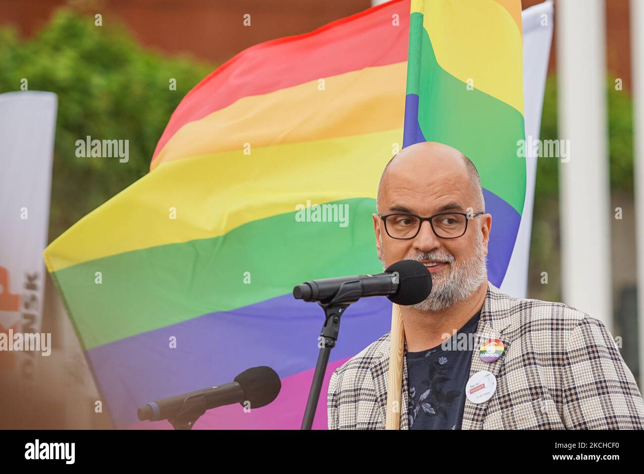 In Danzig sind die LGBT-Bewegung und Jacek Jesionek, der Vorsitzende des Vereins Tolerado, mit der LGBTQ-Bewegung, zu sehen. Polen am 17. Juli 2021 Tour die Verfassung ist ein Ereignis, das die polnische Verfassung fördert und die Wiederherstellung der Rechtsstaatlichkeit in einem parlament fordert, das von der autoritären Regierung für Recht und Gerechtigkeit (PiS) regiert wird (Foto: Michal Fludra/NurPhoto) Stockfoto