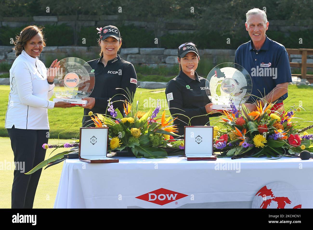 Karen S. Carter (ganz links) und Jim Fitterling, Chief Human Resources Officer von Dow und Chief Inclusion Officer von Dow, überbieten Ariya Jutanugarn (zweite von links) und Moriya Jutanugarn (zweite von rechts) die Siegertrophäen Von Thailand während der letzten Runde des Dow Great Lakes Bay Invitational im Midland Country Club in Midland, Michigan, am Samstag, 17. Juli 2021. (Foto von Jorge Lemus/NurPhoto) Stockfoto