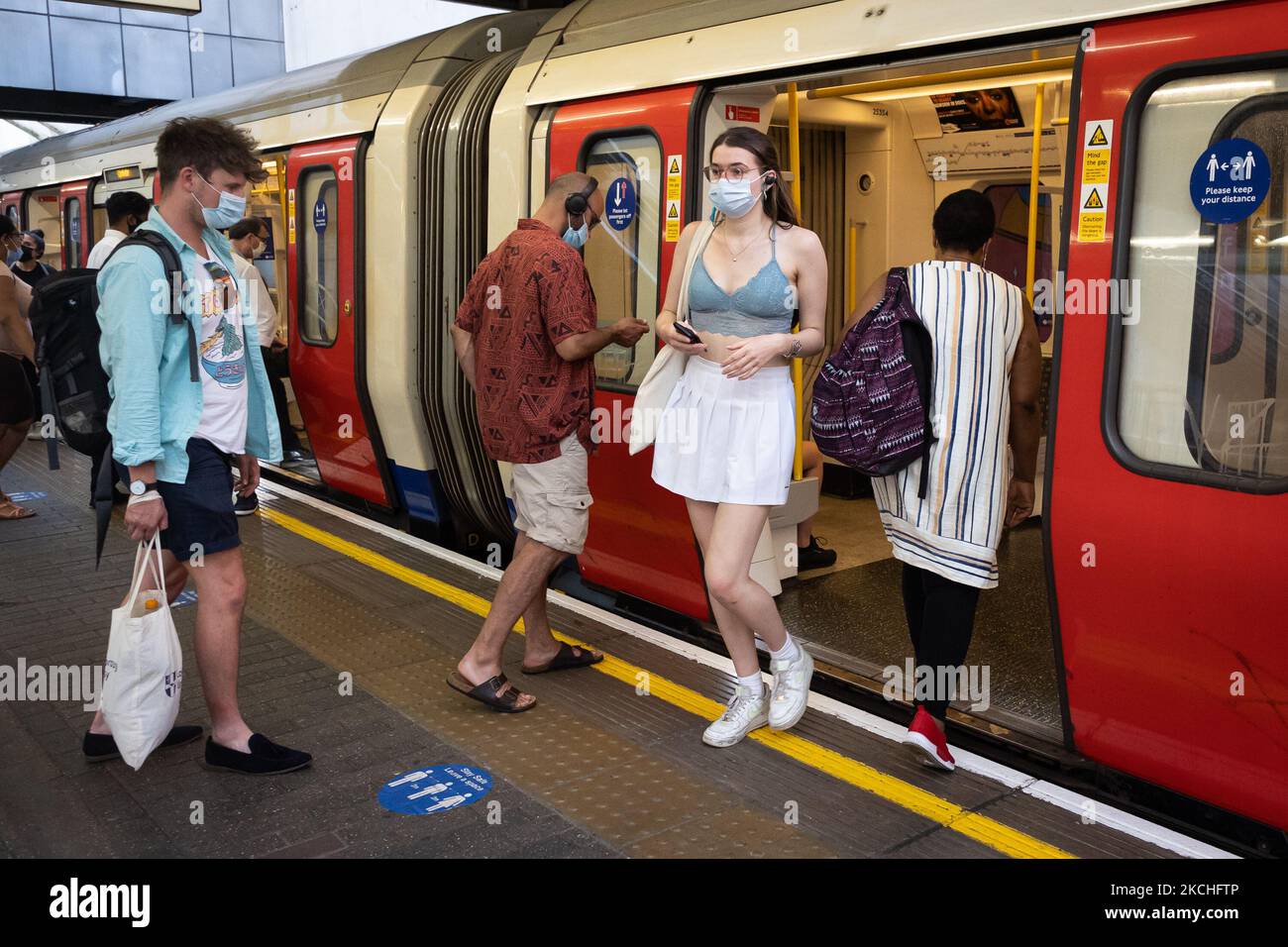 Mitglieder des öffentlichen Nahverkehrs nutzen öffentliche Verkehrsmittel in und um London, Großbritannien am Montag, den 19.. Juli 2021, werden die so genannten Freedom Day as Covid 19-Beschränkungen aufgehoben. Obwohl Gesichtsmasken für Londoner Züge und Busse im Verkehr immer noch obligatorisch sind, wurden einige Pendler ohne eine beobachtet. (Foto von Tejas Sandhu/MI News/NurPhoto) Stockfoto