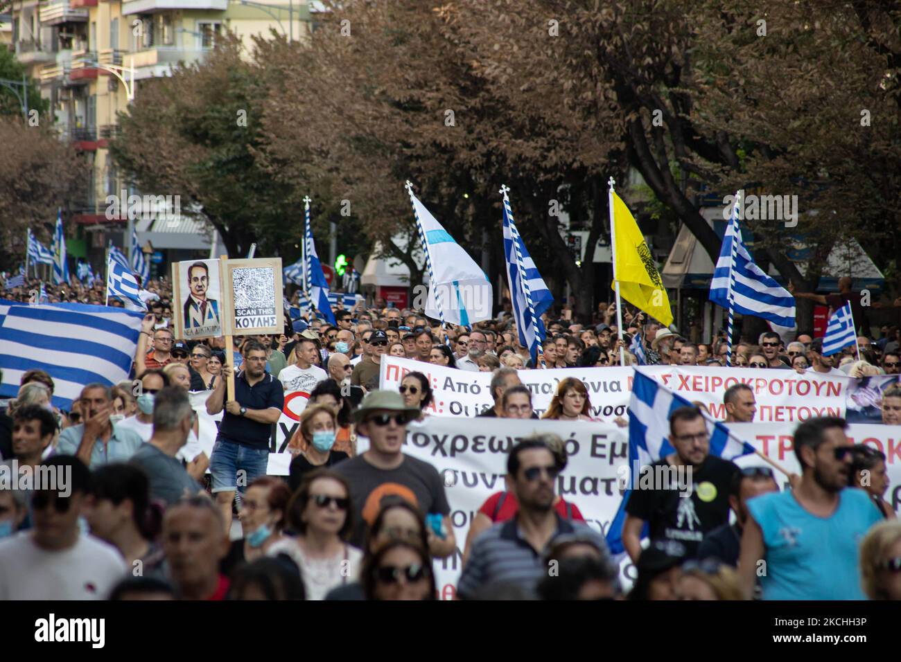 Am Mittwoch, den 21. Juli 2021, fand in Thessaloniki und Athen in Griechenland eine Demonstration gegen den obligatorischen Impfstoff statt. Eine Woche nach dem massiven Protest gegen die obligatorische Impfung wird die Anti-Vaxx-Kampagne fortgesetzt, und eine große Gruppe protestiert auf den Straßen der Stadt Thessaloniki. Der Protest wurde über die sozialen Medien von Anti-Impfgläubigen organisiert. Nach Angaben der Gruppe nahmen mehr als 40,000 Personen Teil, während die Polizei inoffiziell leicht etwa 15,000 Personen an der Demonstration schätzte. Da die griechische Regierung eine Gesetzgebung mit obligatorischem vac verabschiedet Stockfoto