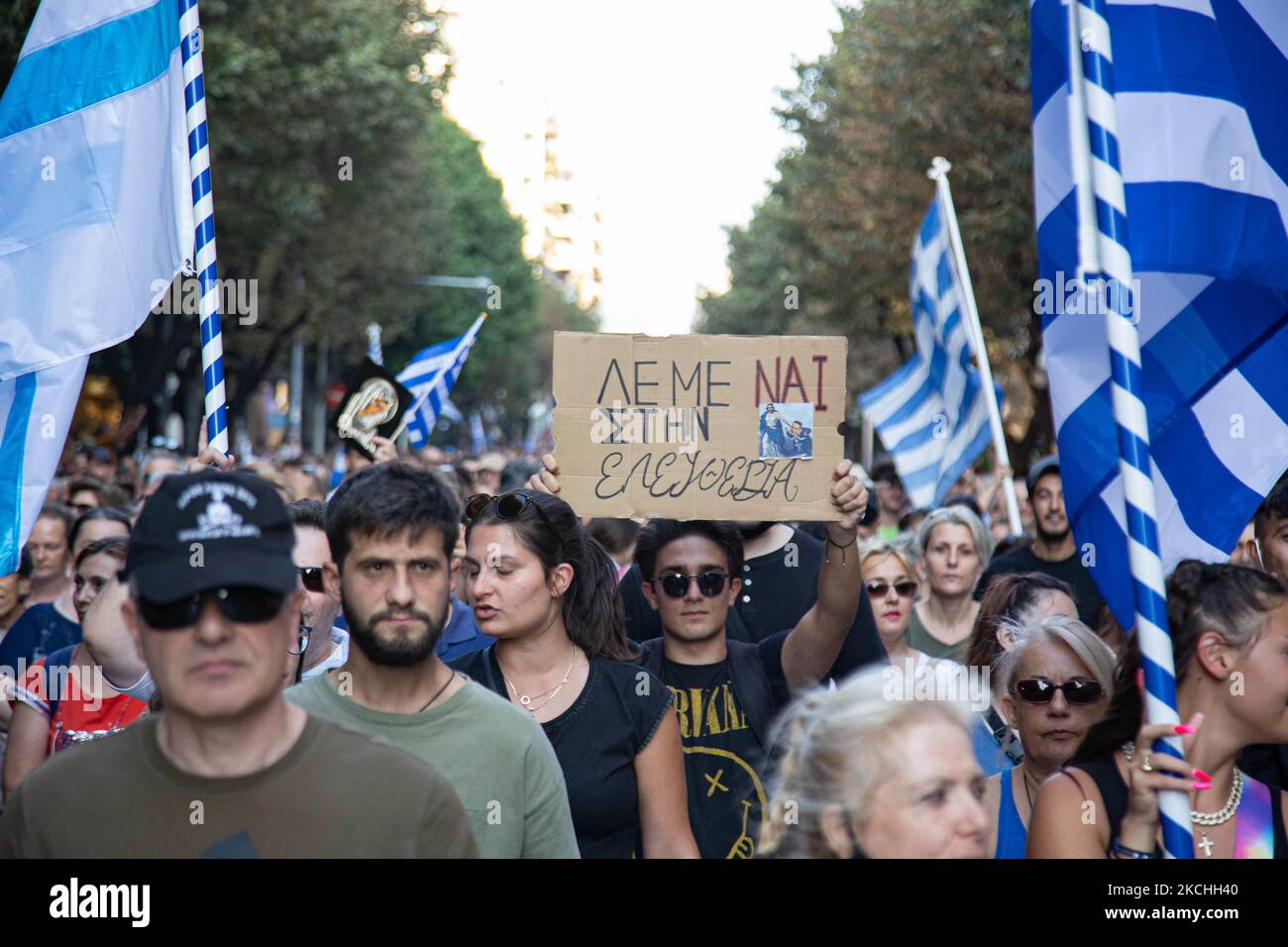 Nachricht schreiben Wir sagen JA zur Freiheit während der Demonstration gegen den obligatorischen Impfstoff fand am Mittwoch, dem 21. Juli 2021, in Thessaloniki und Athen in Griechenland statt. Eine Woche nach dem massiven Protest gegen die obligatorische Impfung wird die Anti-Vaxx-Kampagne fortgesetzt, und eine große Gruppe protestiert auf den Straßen der Stadt Thessaloniki. Der Protest wurde über die sozialen Medien von Anti-Impfgläubigen organisiert. Nach Angaben der Gruppe nahmen mehr als 40,000 Personen Teil, während die Polizei inoffiziell leicht etwa 15,000 Personen an der Demonstration schätzte. Wie die griechische gove Stockfoto