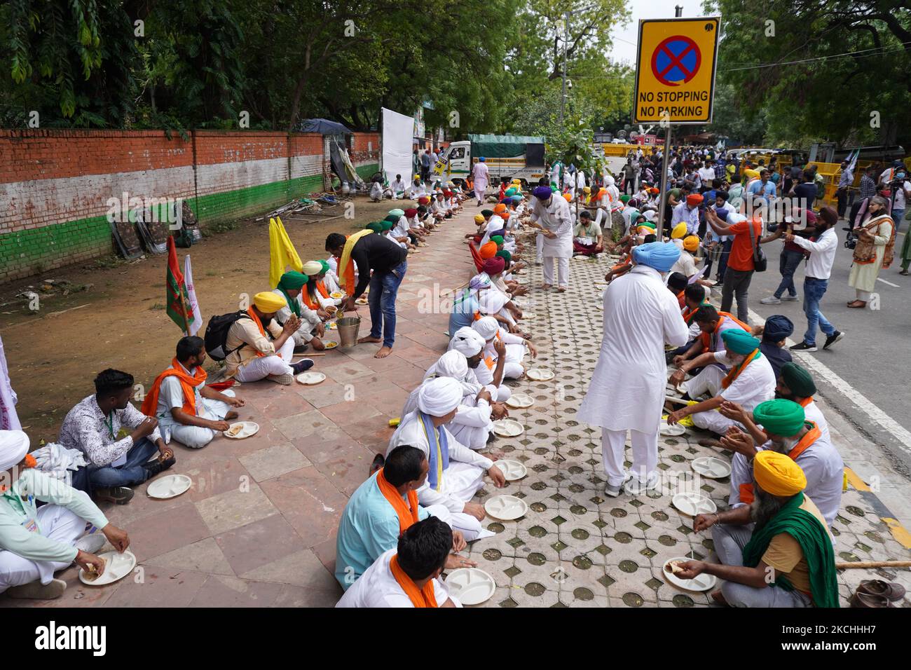 Indische Bauern essen zu Mittag während eines verspotteten parlaments, als sie am 22. Juli 2021 in Neu Delhi, Indien, gegen drei Agrarreformen protestieren. Eine Gruppe von 200 Landwirten begann in der Nähe des indischen Parlaments einen Protest gegen die drei umstrittenen Agrargesetze, als die Monsun-Sitzung des Parlaments im Gange war. (Foto von Mayank Makhija/NurPhoto) Stockfoto