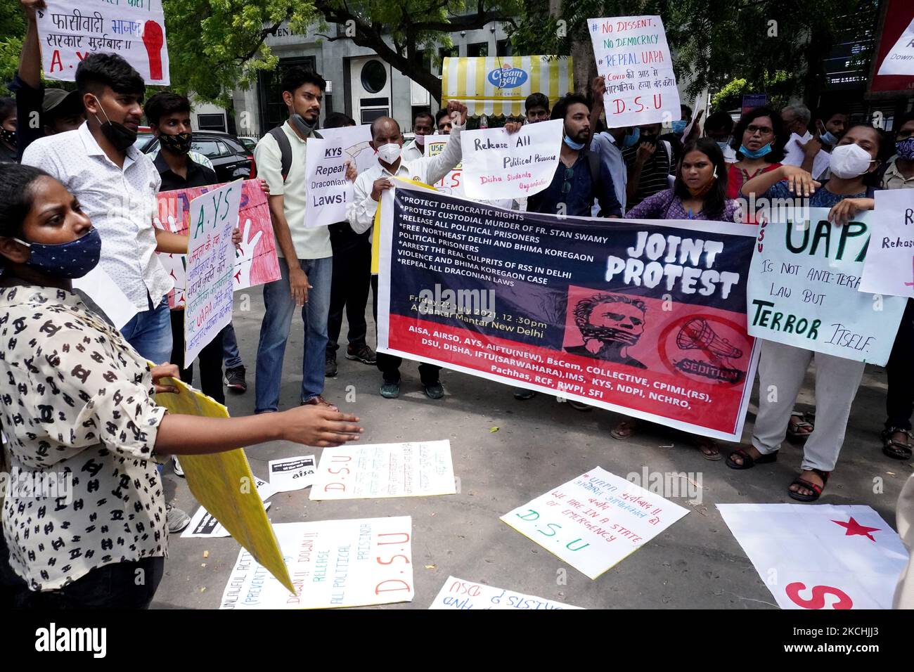 Aktivisten halten Transparente und Plakate während eines Protestes, bei dem der 84-jährige indische christliche Priester und Aktivist Pater Stan Swamy am 23. Juli 2021 in Neu-Delhi, Indien, Gerechtigkeit fordert. (Foto von Mayank Makhija/NurPhoto) Stockfoto