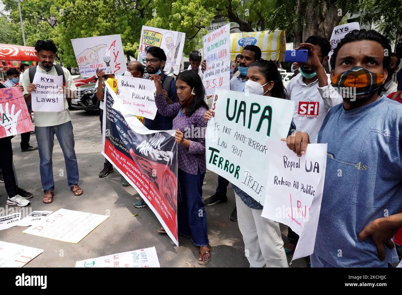 Aktivisten halten Transparente und Plakate während eines Protestes, bei dem der 84-jährige indische christliche Priester und Aktivist Pater Stan Swamy am 23. Juli 2021 in Neu-Delhi, Indien, Gerechtigkeit fordert. (Foto von Mayank Makhija/NurPhoto) Stockfoto