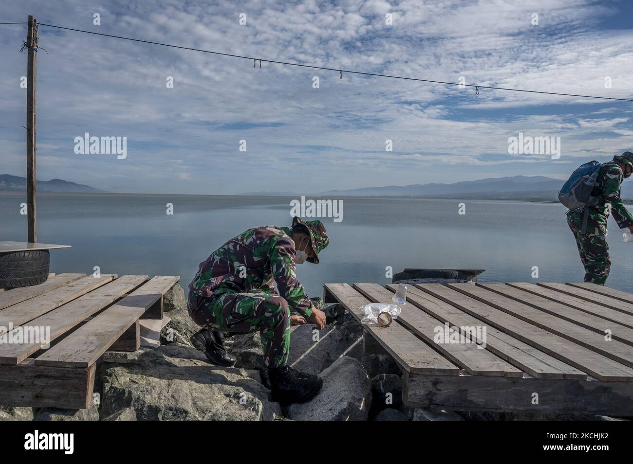 Soldaten der indonesischen Armee sammeln am 23. Juli 2021 Plastikmüll, der im Gebiet von Talise Beach, Palu, Provinz Central Sulawesi, Indonesien, verstreut ist. Die von den 1991 Absolventen der Militärakademie geleitete Strandreinigungsaktion ist eine Form der aktiven Teilnahme des Militärs an der Aufrechterhaltung der Sauberkeit und der Umwelt, insbesondere von Plastikmüll in öffentlichen Bereichen. Indonesien ist nach China der zweitgrößte Produzent von Kunststoffabfällen der Welt. Die National Plastic Action Partnership (NPAP) stellte fest, dass es in Indonesien jährlich rund 4,8 Millionen Tonnen Kunststoffabfälle gibt, die nicht ordnungsgemäß bewirtschaftet werden Stockfoto