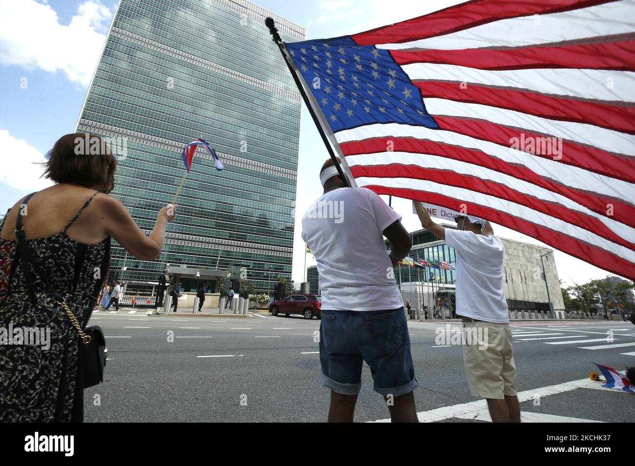 Die kubanischen New Yorker demonstrieren vor den Vereinten Nationen am 23. Juli 2021 in New York City, USA, zur Unterstützung derer, die für die Befreiung ihres Landes kämpfen. Die Demonstrationen werden immer gewalttätiger, da Kuba unter einer repressiven Regierung unter Mangel an Nahrungsmitteln und Medikamenten zu leiden hat. (Foto von John Lamparski/NurPhoto) Stockfoto
