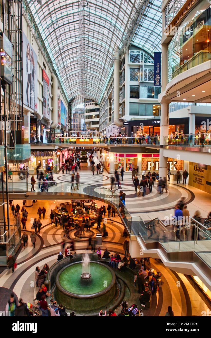 Shopper im Eaton's Centre in der Innenstadt von Toronto, Ontario, Kanada, am 24. Februar 2013. Das Eaton's Center ist eines der größten Einkaufszentren in Kanada und bei Touristen, die Toronto besuchen, beliebt. (Foto von Creative Touch Imaging Ltd./NurPhoto) Stockfoto