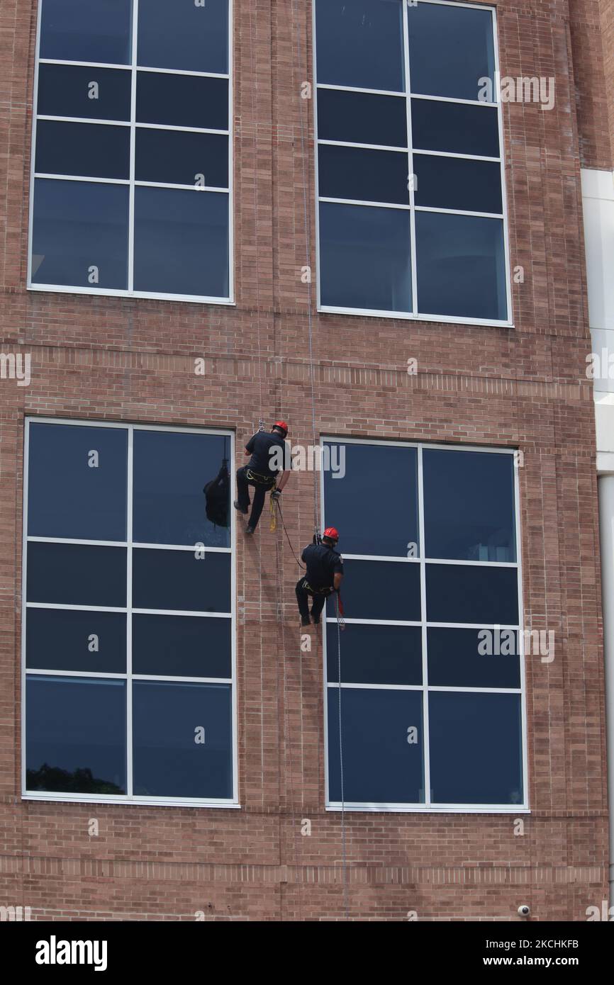 Feuerwehrmänner senken sich an der Seite eines Gebäudes in Brampton, Ontario, Kanada. (Foto von Creative Touch Imaging Ltd./NurPhoto) Stockfoto