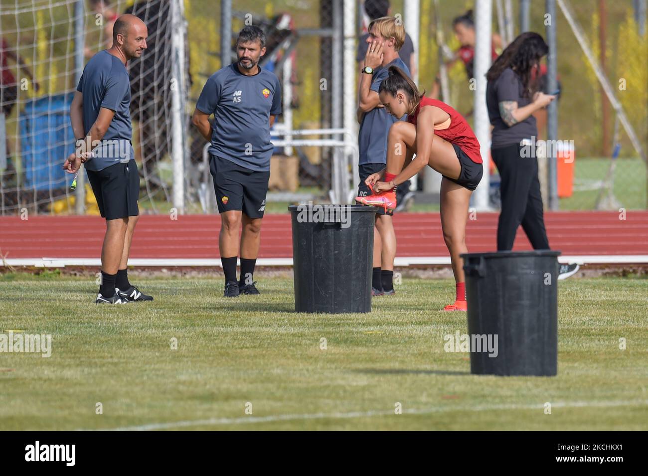 Das AS Roma-Frauenteam beginnt am 24. Juli 2021 sein Vorsaison-Trainingslager am Monte Terminillo in Rieti, Italien. Ab 17,00 starteten die Mädchen von Herrn Alessandro Spugna das erste Training, viel Arbeit im Fitnessstudio und dann ein dichtes Training mit Ball und Kontrolle. (Foto von Riccardo Fabi/NurPhoto) Stockfoto