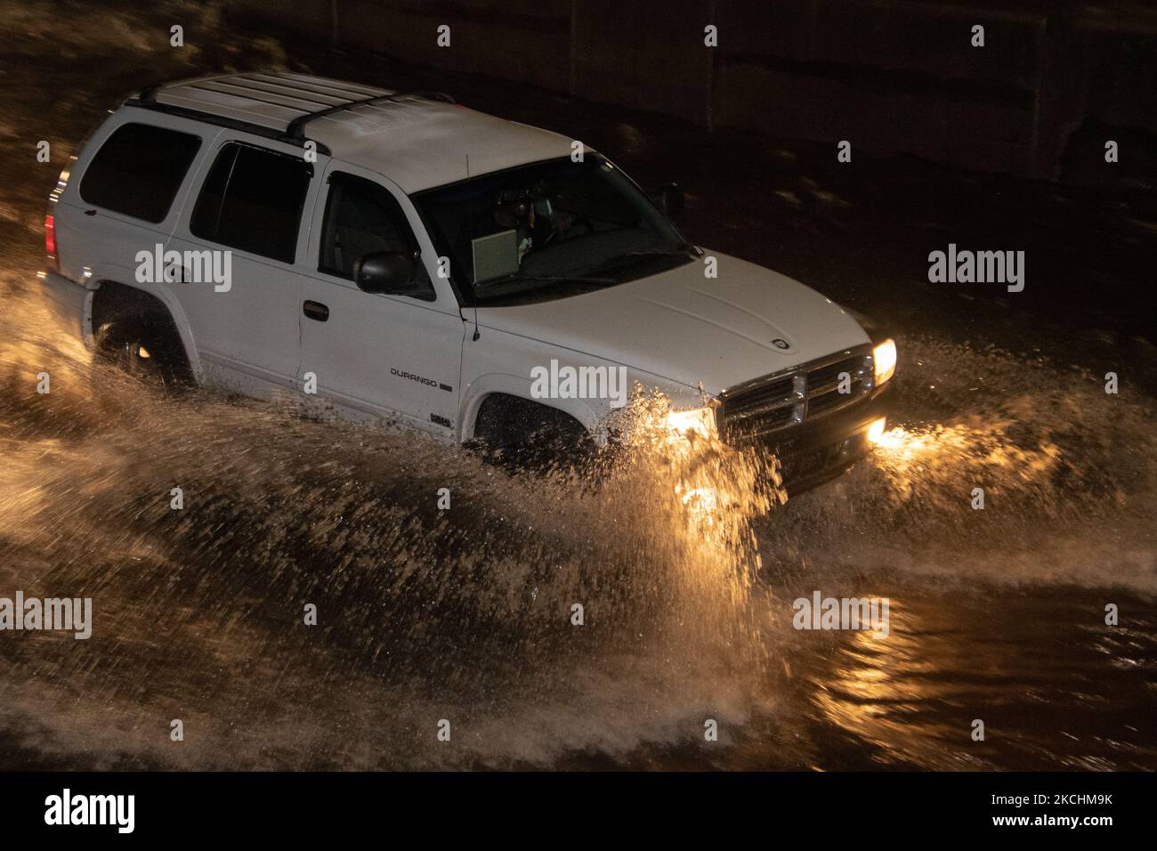 Am 24. Juli 2021 rollte ein schweres Gewitter durch die Stadt Detroit, das einen Regenguss brachte, der die I-94 und viele andere Straßen in und um die Stadt sowie die Häuser der Bewohner überflutete. Einst ein ungewöhnliches Ereignis, ist dies nun die dritte Überschwemmung in Detroit in anderthalb Monaten. (Foto von Adam J. Dewey/NurPhoto) Stockfoto