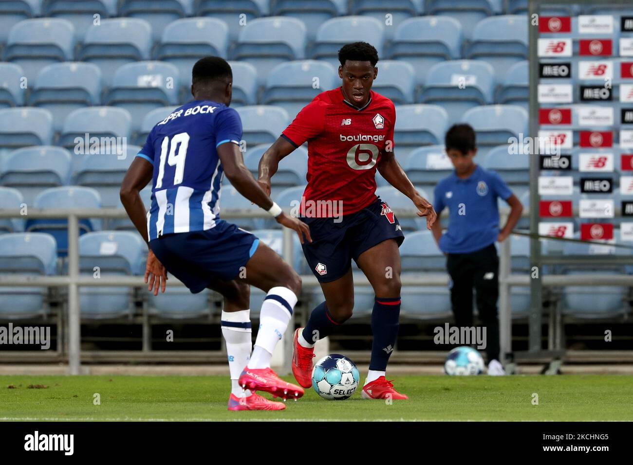 Jonathan David von Lille OSC (R ) lebt mit dem Chor Mbemba vom FC Porto während des Vorsaison-Freundschaftsspiels zwischen dem FC Porto und Lille OSC am 25. Juli 2021 im Algarve-Stadion in Loule, Portugal. (Foto von Pedro FiÃºza/NurPhoto) Stockfoto