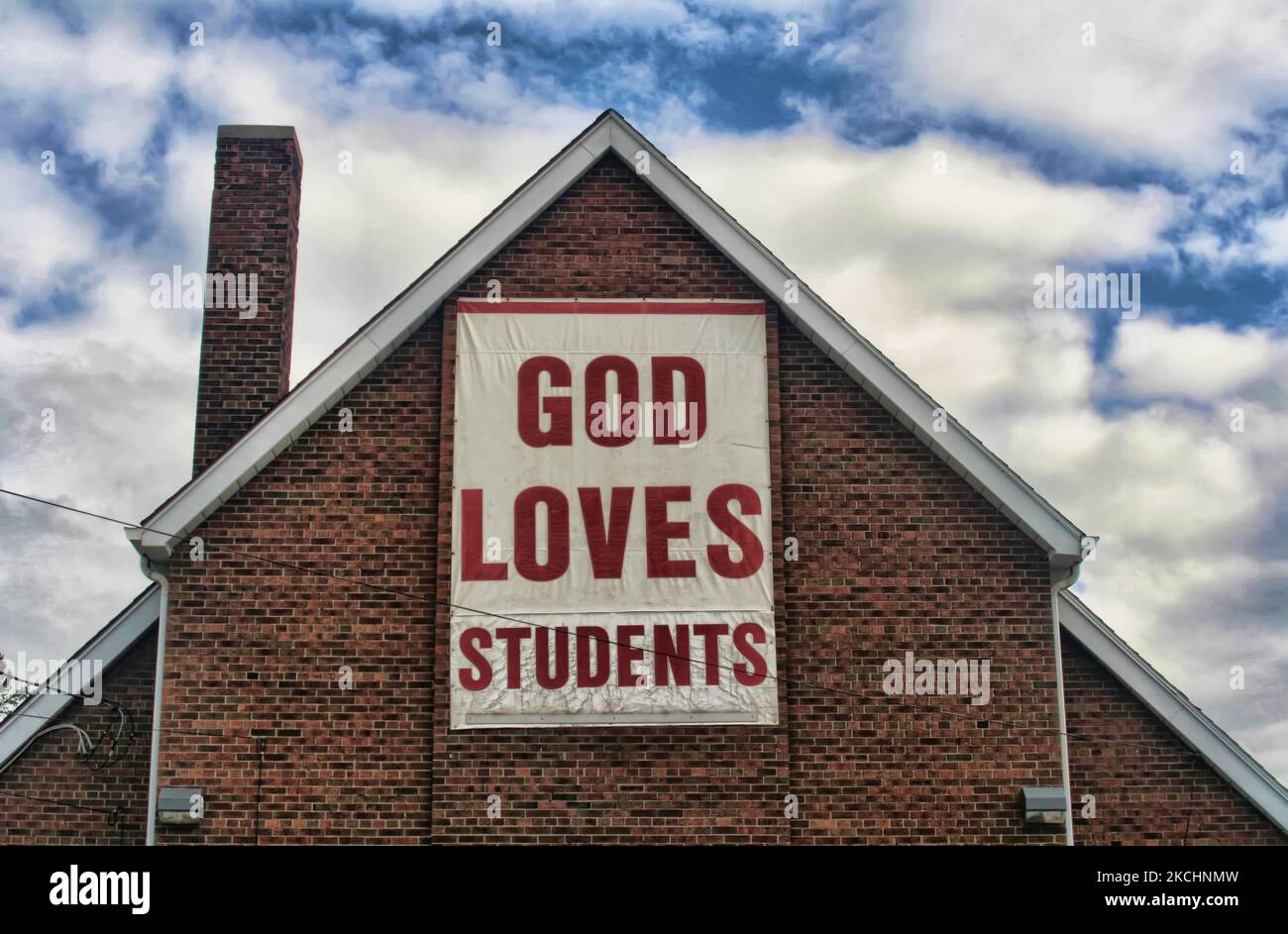 Schild „Gott liebt Studenten“ an einer Kirche in Ontario, Kanada. (Foto von Creative Touch Imaging Ltd./NurPhoto) Stockfoto