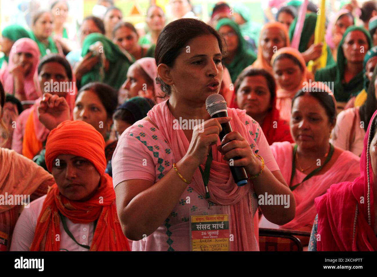 Eine Bäuerin spricht während eines verspotteten parlaments an die Menge, als der Protest der Bauern gegen drei Agrargesetze am 26. Juli 2021 in Neu-Delhi, Indien, acht Monate abgeschlossen ist. Tausende von Bauern an den Grenzen von Delhi drängen auf ihre Forderung, die drei im vergangenen Jahr verabschiedeten Agrargesetze aufzuheben. (Foto von Mayank Makhija/NurPhoto) Stockfoto