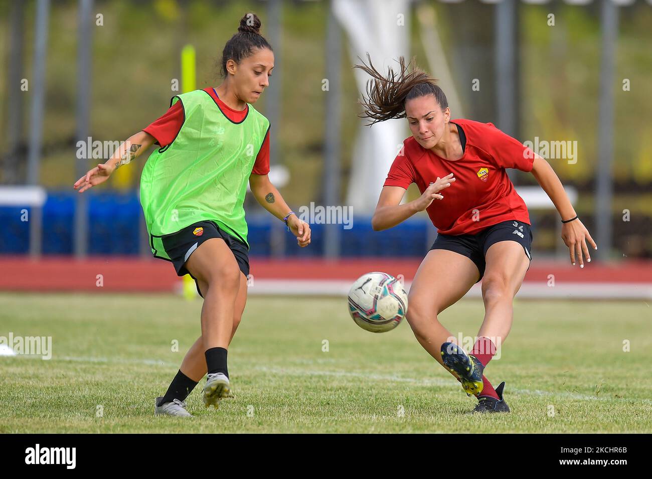 Am 26. Juli 2021 wird das sportliche Training der Frauen von AS Roma in Terminillo, Rieti, Italien, fortgesetzt. Doppelte Trainingseinheit für die Mädchen von Alessandro Spugna am Morgen und am Nachmittag. Die Athleten sind seit Samstagmorgen im Trainingslager in den Rieti-Bergen. Die Intensität des Trainings hat sich erhöht, mit Trainingsspielen und der Prüfung der ersten Spielmuster im Hinblick auf den Start der Serie A Meisterschaft und die bevorstehenden Verpflichtungen in Frankreich. (Foto von Riccardo Fabi/NurPhoto) Stockfoto