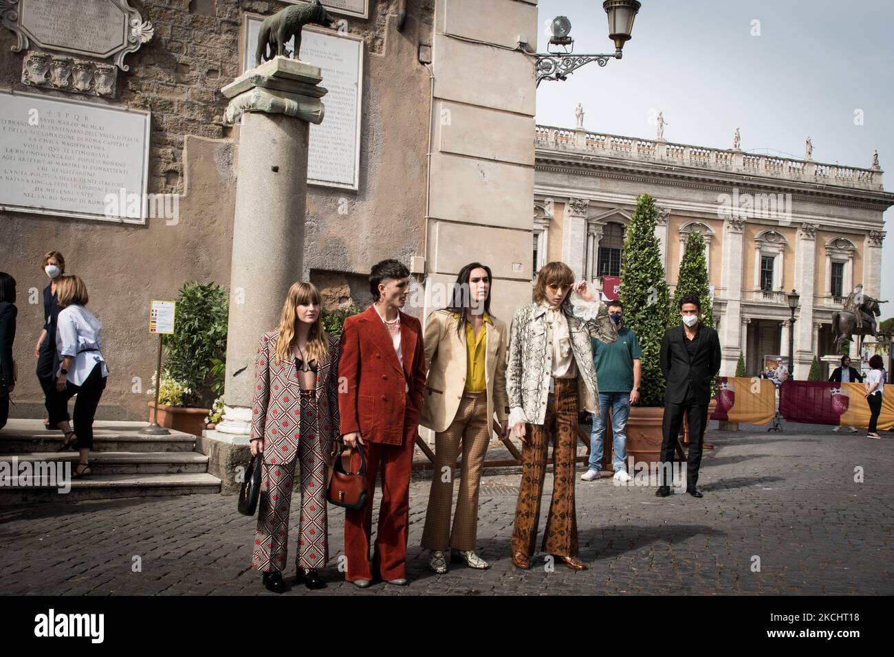 Mitglieder der Band Maneskin, Victoria De Angelis, Damiano David, Ethan Torchio und Thomas Raggi kommen im römischen Rathaus Campidoglio an, wo die mit dem Eurovision Song Contest 2021 ausgezeichnete Band am 27. Juli 2021 in Rom, Italien, die Lupa Capitolina (Kapitolinische Wölfin) erhielt. (Foto von Andrea Ronchini/NurPhoto) Stockfoto