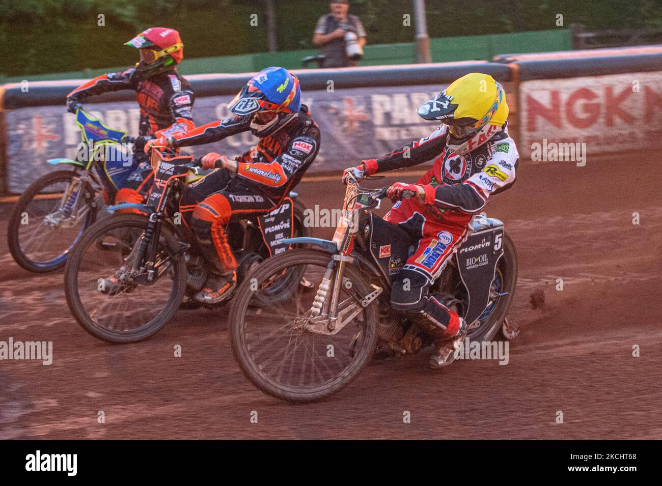 Dan Bewley (Gelb) in Ryan Douglas (Blau) und Luke Becker (Rot) während des SGB-Premiership-Spiels zwischen Wolverhampton Wolves und Belle Vue Aces am 26.. Juli 2021 im Ladbroke Stadium, Wolverhampton, England. (Foto von Ian Charles/MI News/NurPhoto) Stockfoto