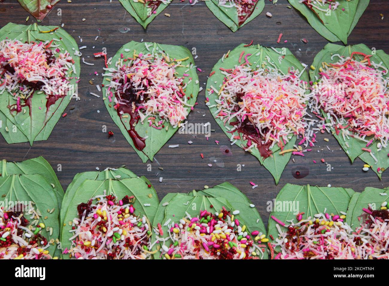 Paan stellte sich auf einem paan-Stand in Toronto, Ontario, Kanada, vor und war bereit für Kunden. Paan wird gekaut, um den Atem zu versüßen und die Lippen und die Zunge zu färben und auch ein wenig narkotisches Vergnügen zu haben. Normalerweise wird paan mit Limettenpaste und Areca- oder Betelnuss gekaut. Viele essen paan, die es mit zusätzlichen Elementen wie Koriandersamen, Zimt, Kardamomen und vielfachen aromatisierten Stäuben vermischt. (Foto von Creative Touch Imaging Ltd./NurPhoto) Stockfoto