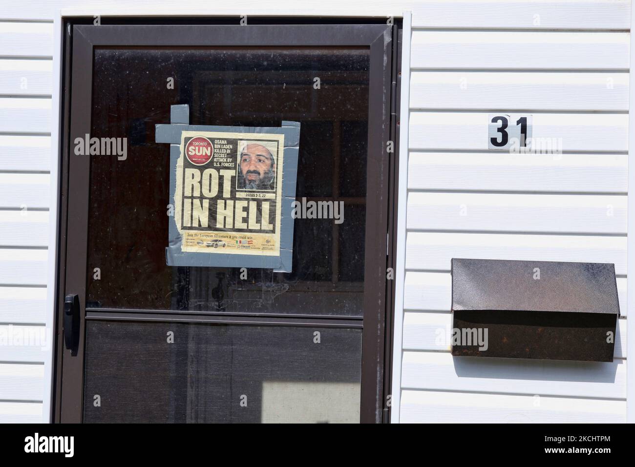 Die Titelseite der Zeitung, die Osama bin Ladens Tod lobte, wurde am 21. Mai 2011 an der Eingangstür eines kleinen Hauses in Ontario, Kanada, aufgeklebt. (Foto von Creative Touch Imaging Ltd./NurPhoto) Stockfoto