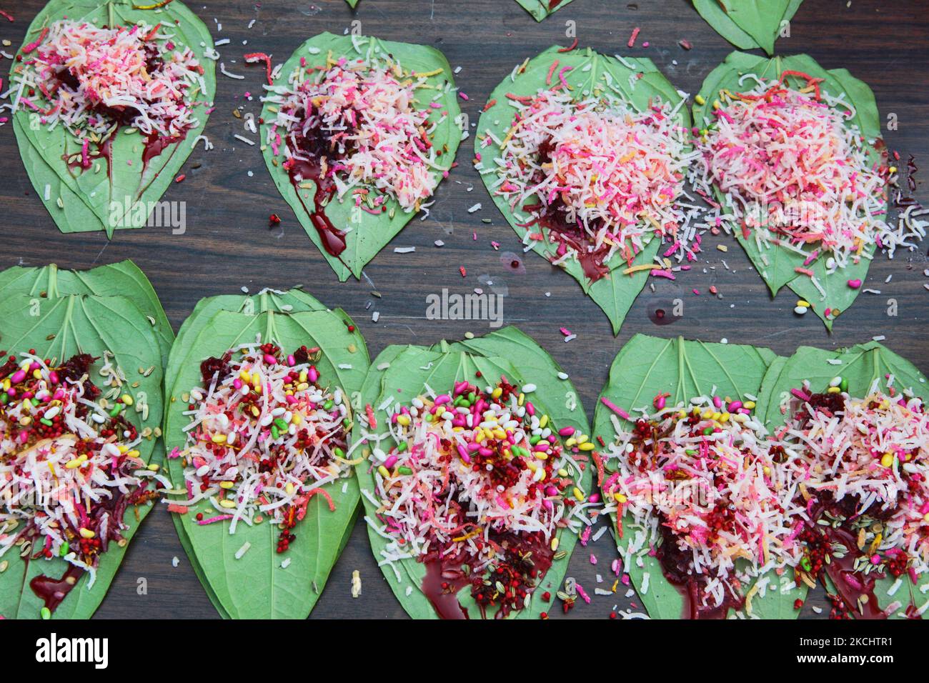 Paan stellte sich auf einem paan-Stand in Toronto, Ontario, Kanada, vor und war bereit für Kunden. Paan wird gekaut, um den Atem zu versüßen und die Lippen und die Zunge zu färben und auch ein wenig narkotisches Vergnügen zu haben. Normalerweise wird paan mit Limettenpaste und Areca- oder Betelnuss gekaut. Viele essen paan, die es mit zusätzlichen Elementen wie Koriandersamen, Zimt, Kardamomen und vielfachen aromatisierten Stäuben vermischt. (Foto von Creative Touch Imaging Ltd./NurPhoto) Stockfoto