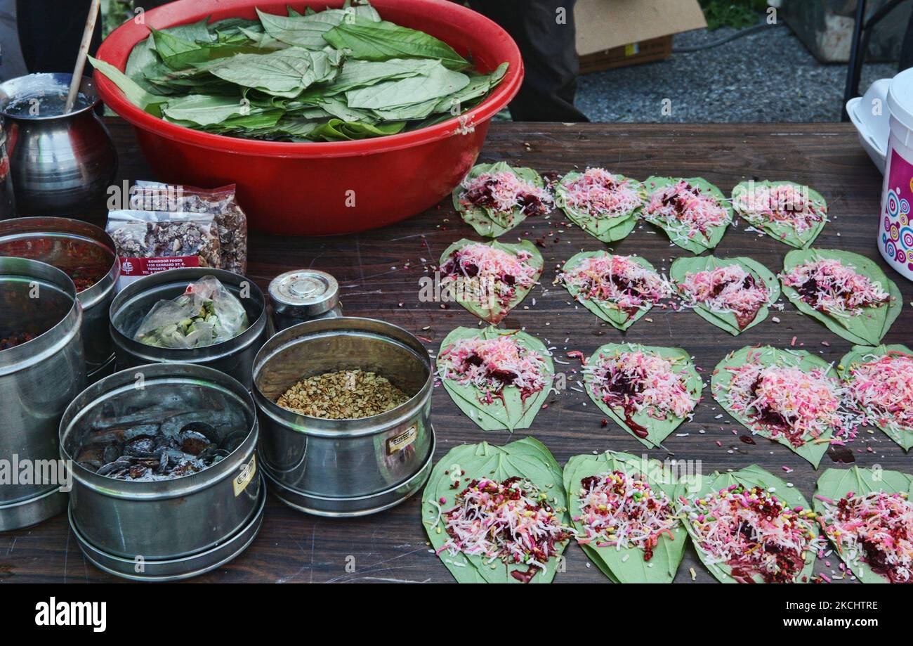Paan und verschiedene Zutaten an einem paan-Stand in Toronto, Ontario, Kanada. Paan wird gekaut, um den Atem zu versüßen und die Lippen und die Zunge zu färben und auch ein wenig narkotisches Vergnügen zu haben. Normalerweise wird paan mit Limettenpaste und Areca- oder Betelnuss gekaut. Viele essen paan, die es mit zusätzlichen Elementen wie Koriandersamen, Zimt, Kardamomen und vielfachen aromatisierten Stäuben vermischt. (Foto von Creative Touch Imaging Ltd./NurPhoto) Stockfoto