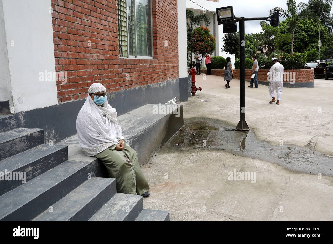 Eine Frau wartet auf einen Covid-19-Abstrichtestbericht auf einem Krankenhausgelände in Dhaka, Bangladesch, am 28. Juli 2021. (Foto von Syed Mahamudur Rahman/NurPhoto) Stockfoto